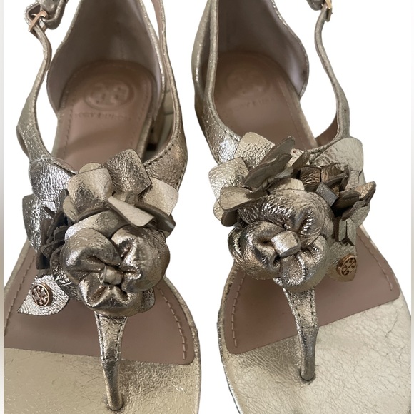 Tory Burch Blossom Gold Floral Sandals size 6M - Picture 4 of 6